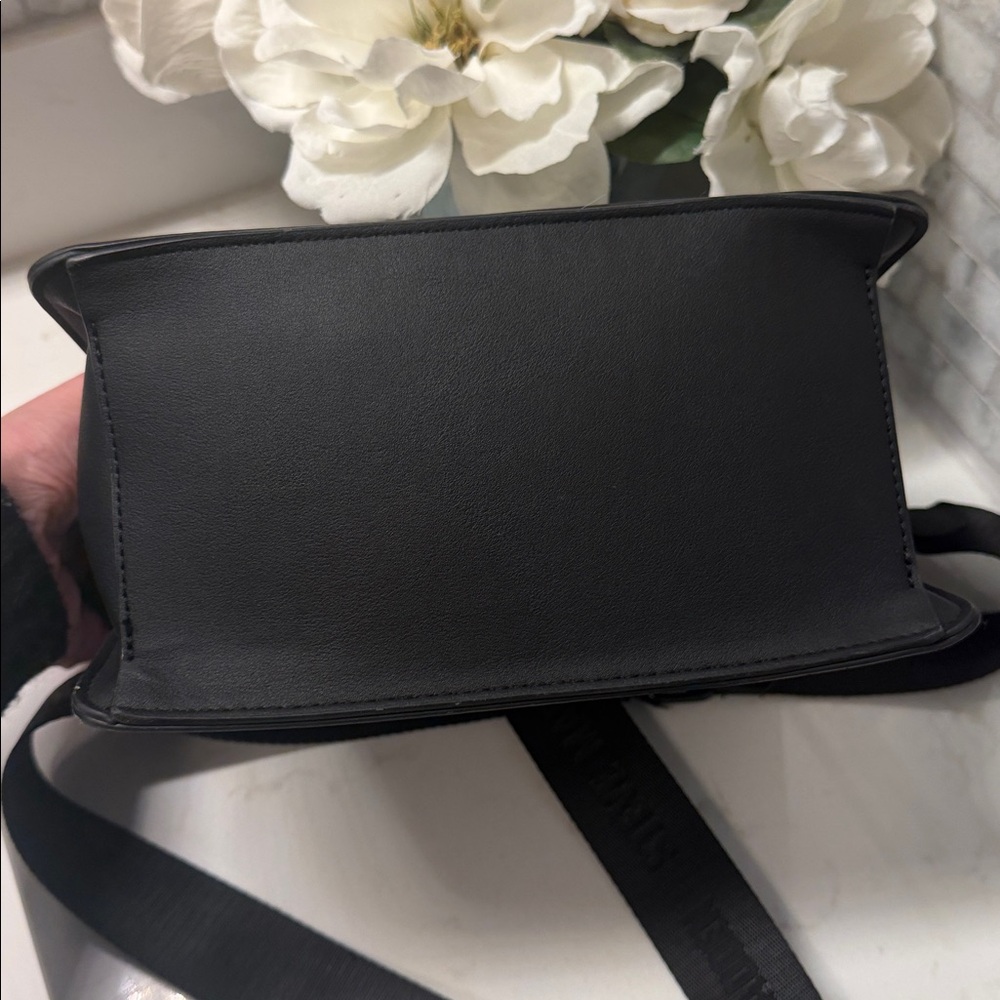 Steve Madden Sleek Black Messenger Bag - Picture 5 of 5